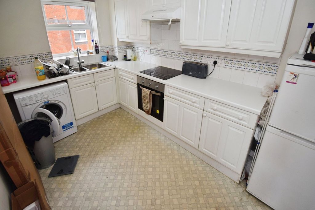 Property photo 3 of 12 Kitchen