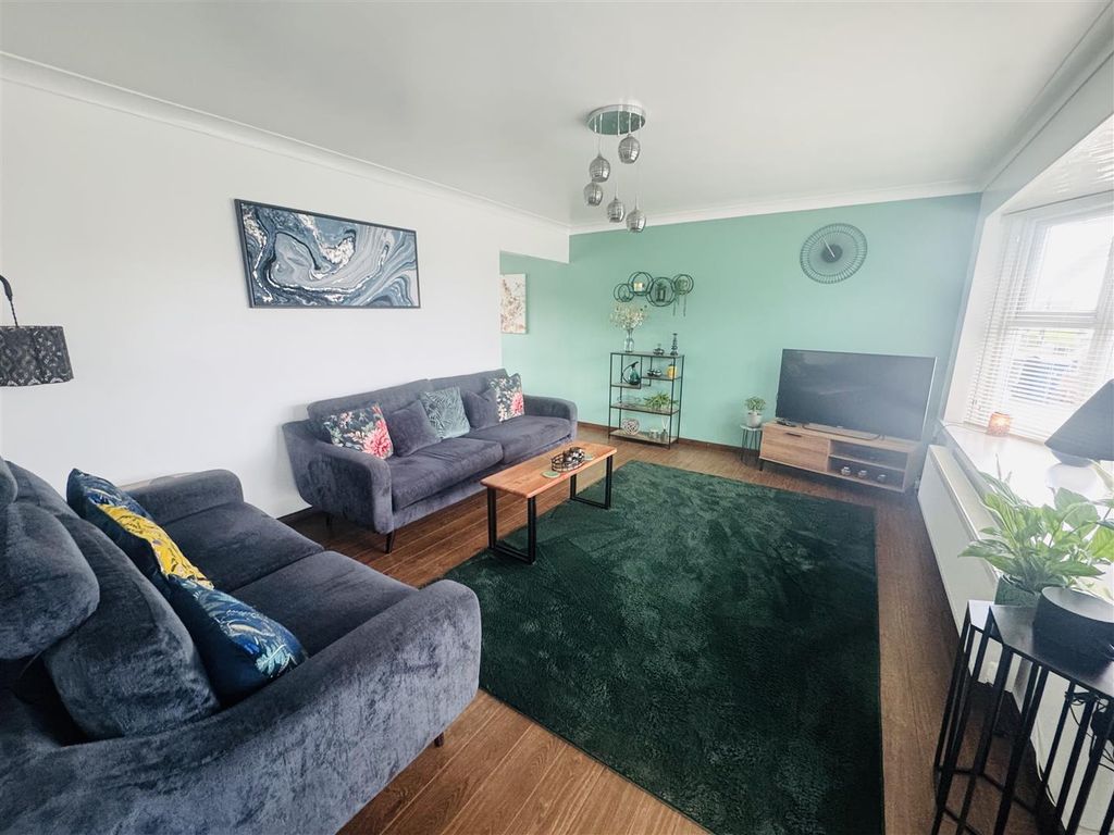 Property photo 2 of 17 Lounge