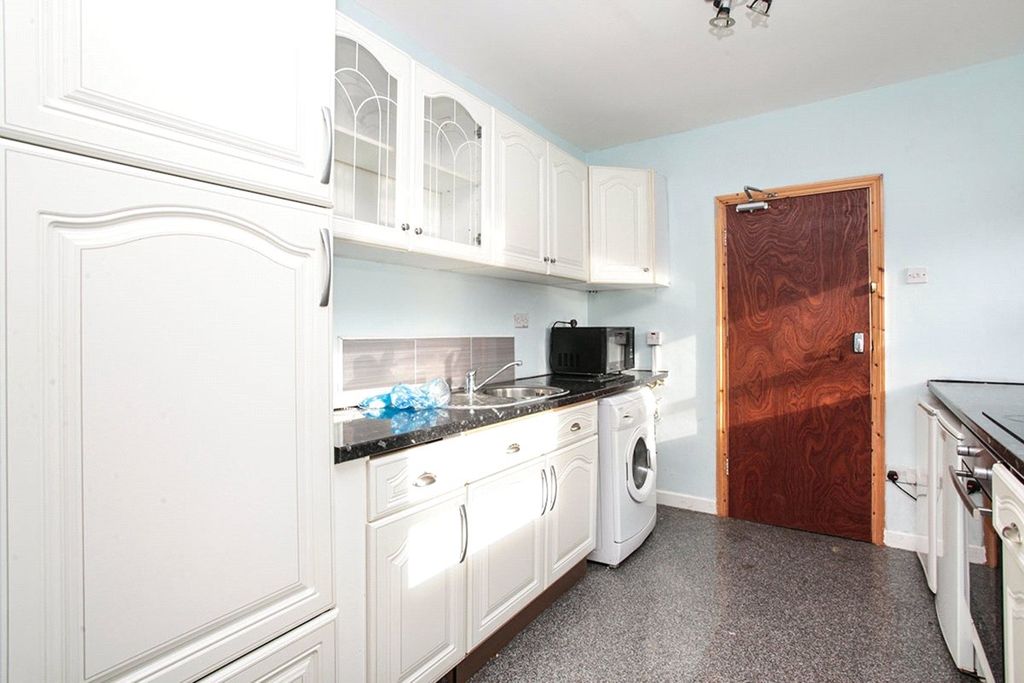 Property photo 3 of 7 Kitchen