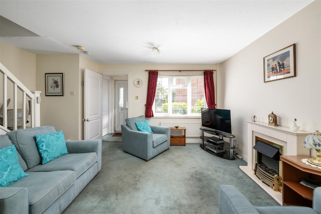 Property photo 3 of 17 11 Hardy Close Internals More5.Jpg