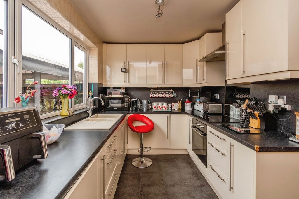 Property photo 2 of 16 Kitchen
