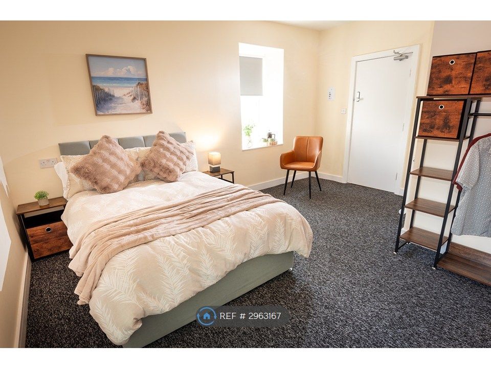 Property photo 1 of 9 Bright Double Bedroom With Modern Furnishings