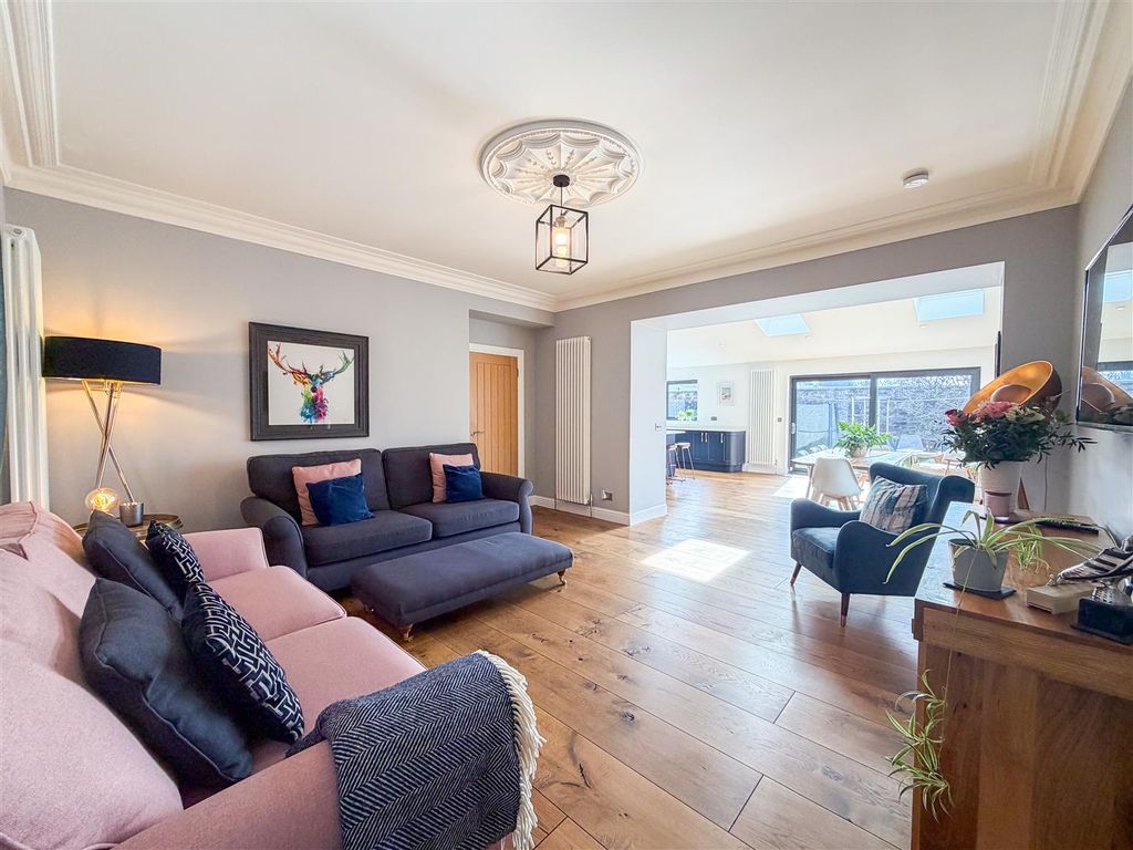 Property photo 3 of 47 Family/Kitchen/Dine