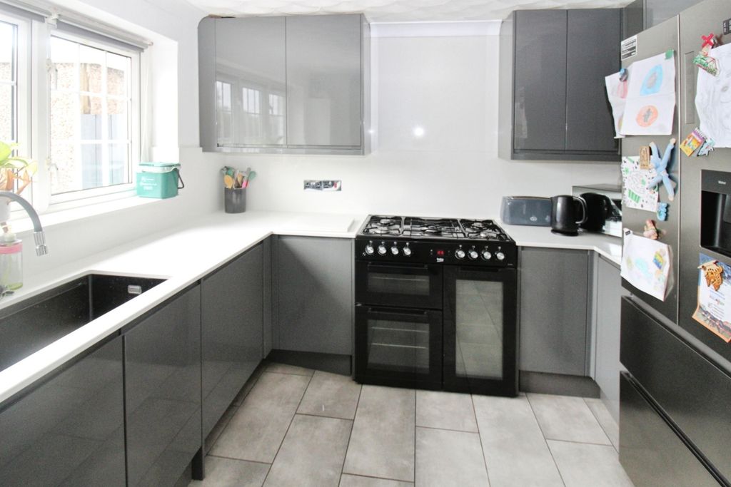 Property photo 2 of 19 Fitted Kitchen