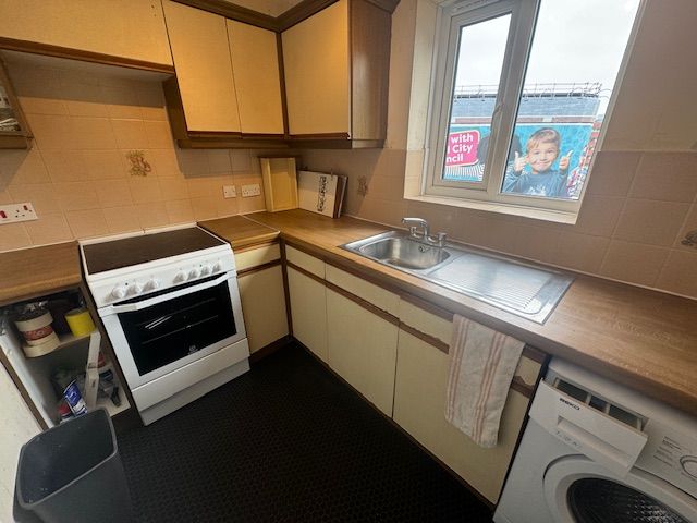 Property photo 3 of 9 Kitchen