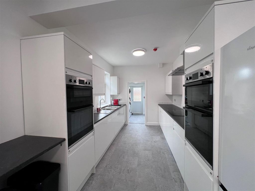 Property photo 3 of 6 Kitchen 2.Jpg
