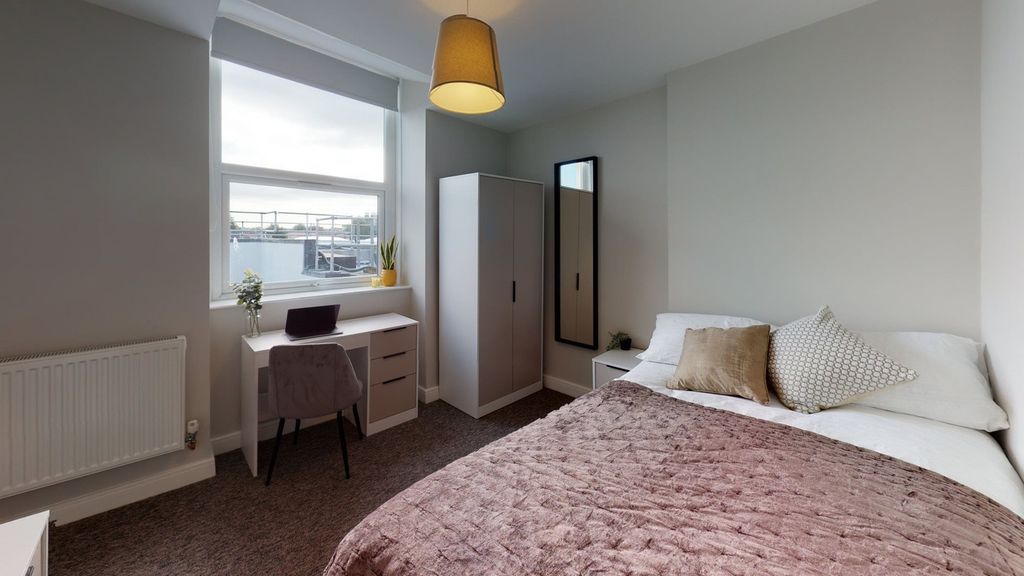 Property photo 3 of 13 A Spacious And Well-Lit Double Bedroom Featuring m...