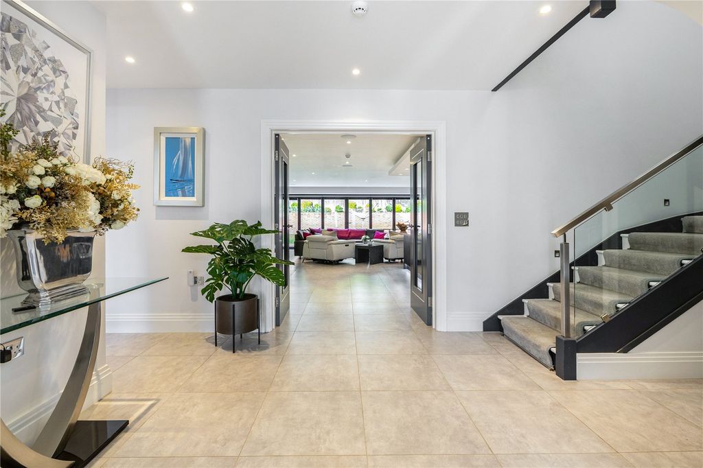 Property photo 2 of 19 Entrance Hall