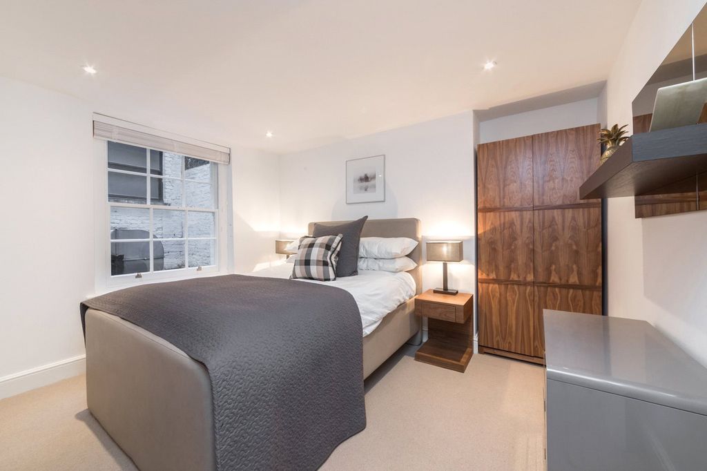 Property photo 3 of 10 Bedroom