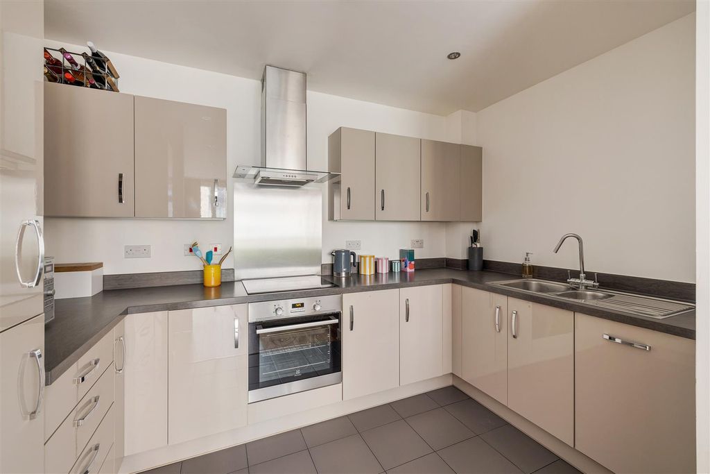 Property photo 2 of 35 Laburnum Street, E2