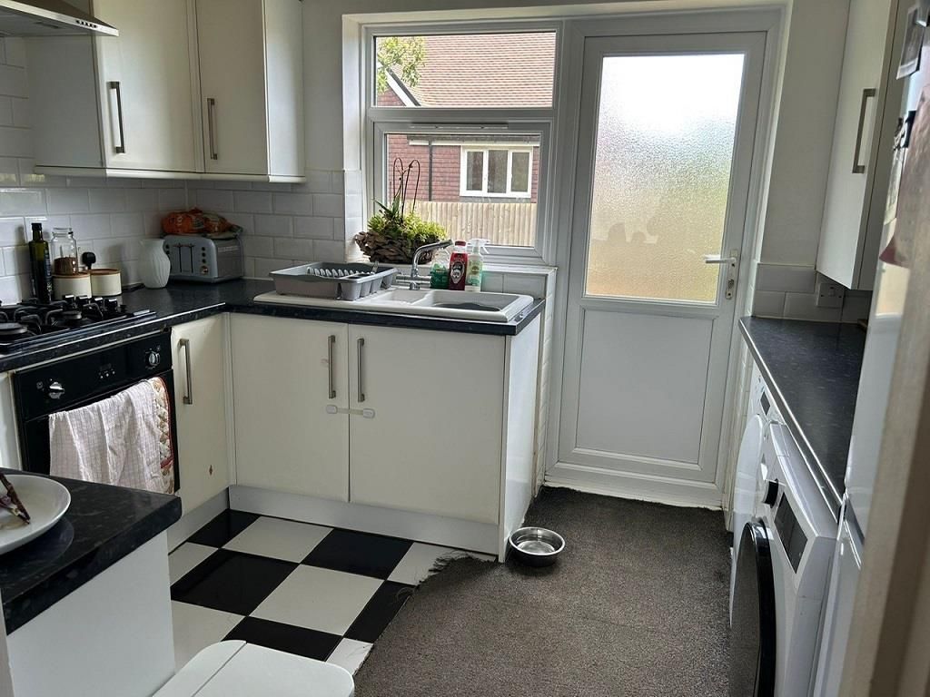 Property photo 3 of 14 Kitchen
