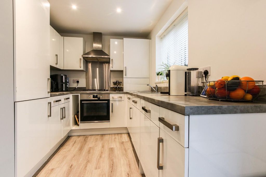 Property photo 3 of 17 Kitchen