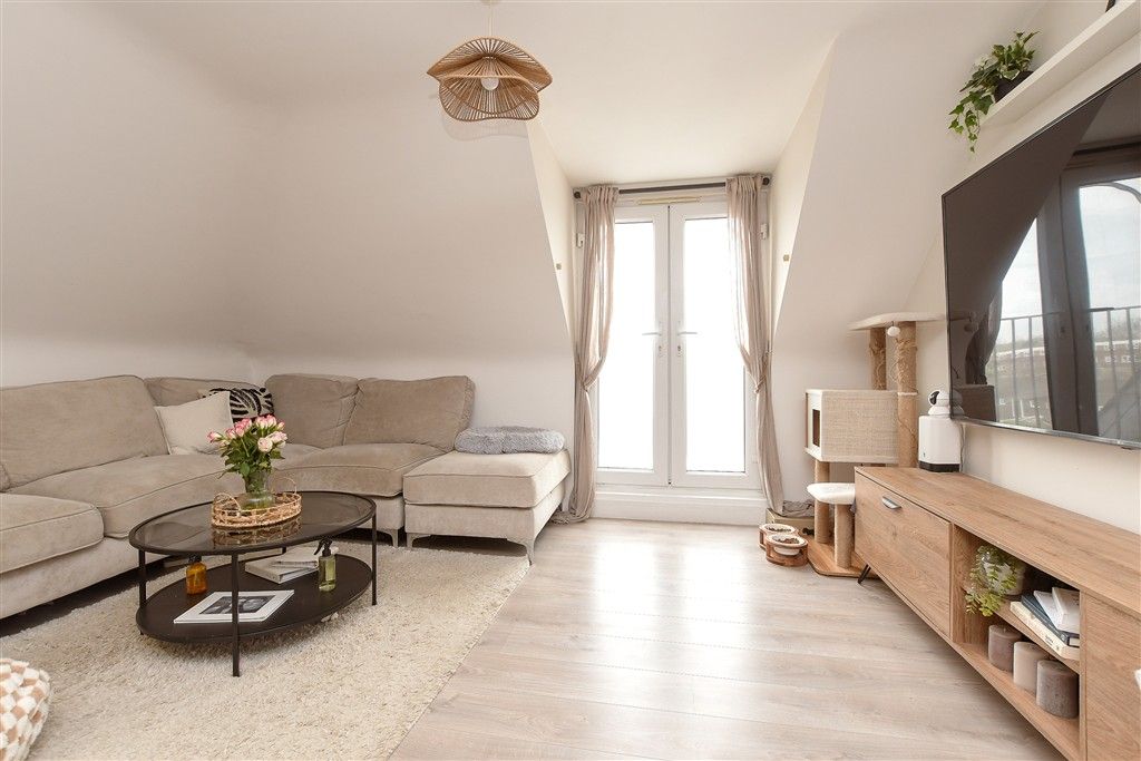 Property photo 2 of 9 Lounge