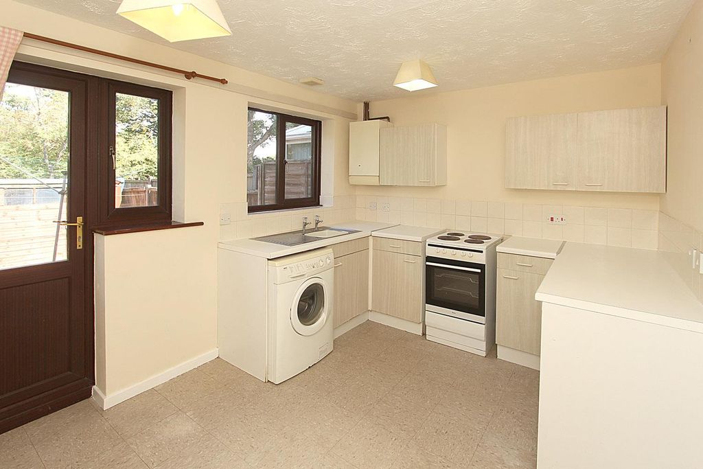 Property photo 3 of 10 Kitchen