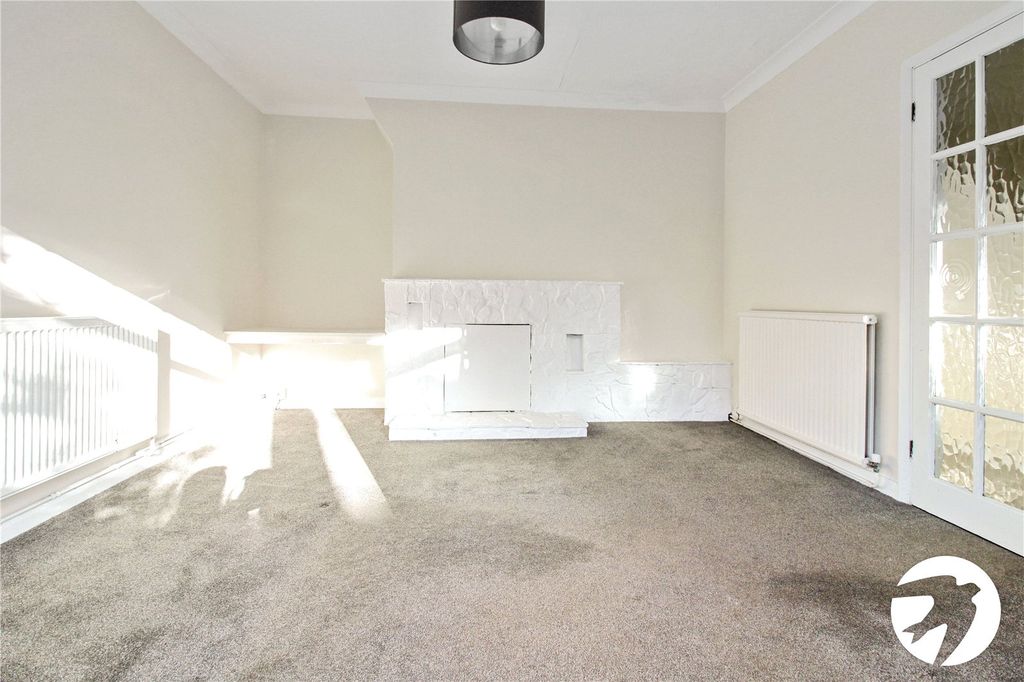 Property photo 3 of 17 Lounge