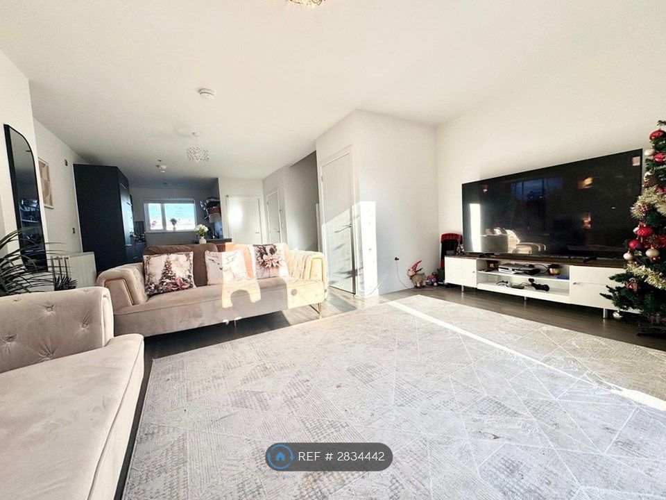 Property photo 2 of 35 Very Spacious Open Plan Living Room