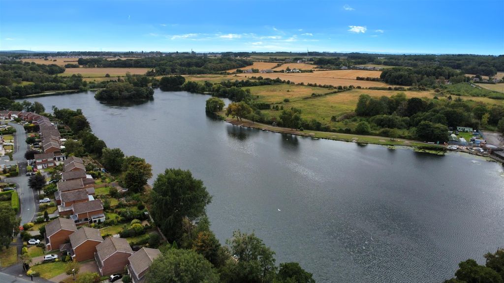 Property photo 2 of 34 Pinfold Drive Mere