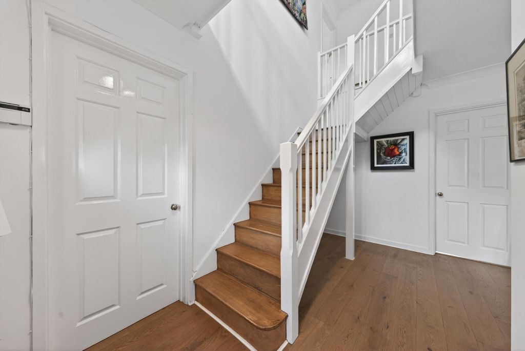 Property photo 3 of 21 Hallway