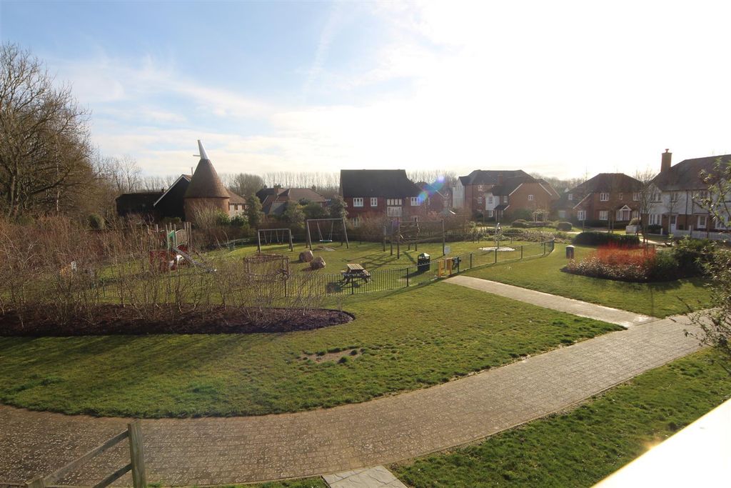 Property photo 2 of 12 Emerald Walk