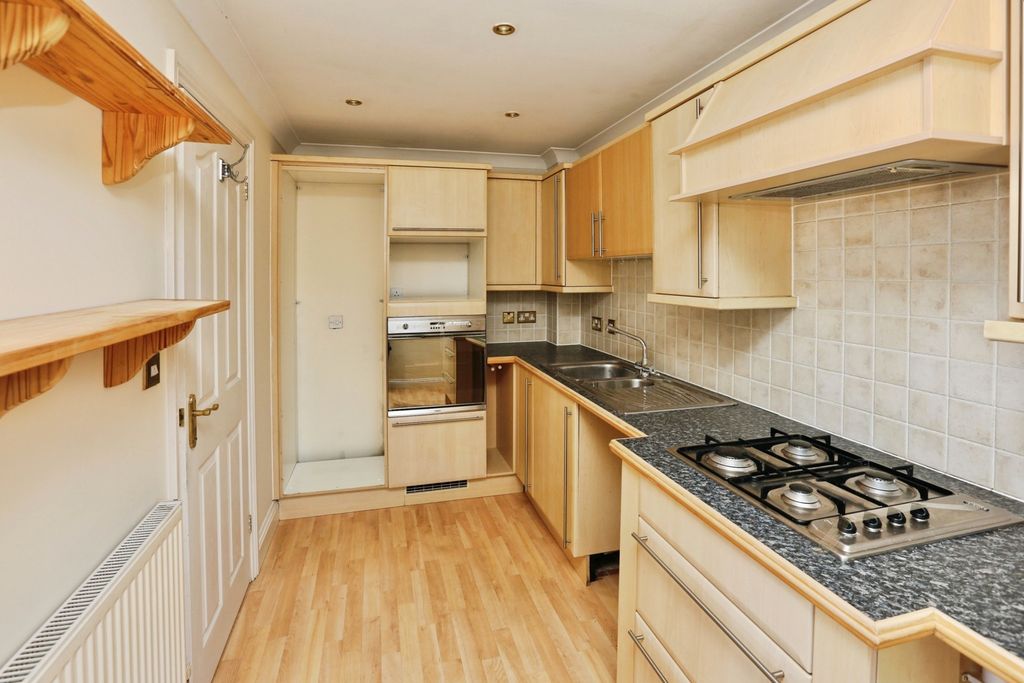 Property photo 3 of 17 Kitchen