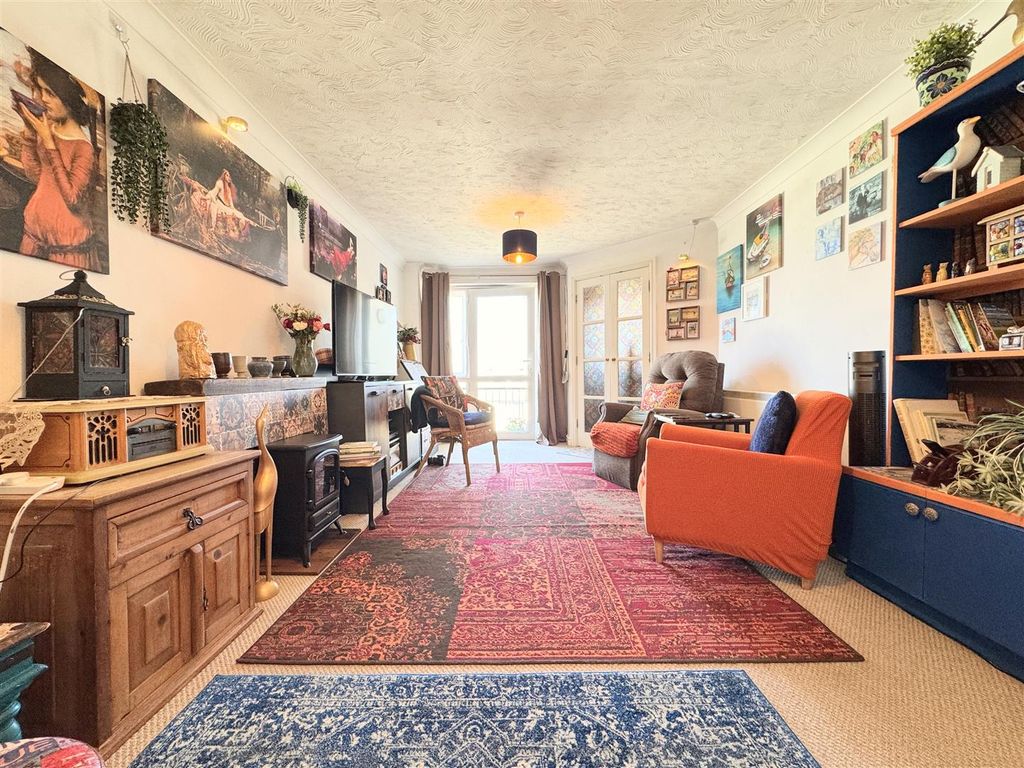 Property photo 2 of 17 Lounge