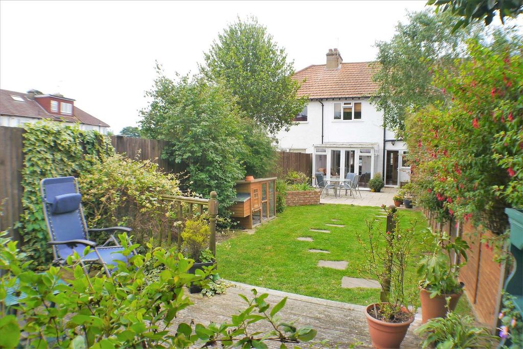 Property photo 2 of 18 Garden