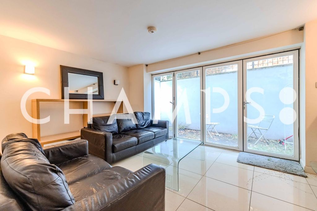 Property photo 1 of 8 2 Bed Semi-Detached House To Rent Stanlake Road, London W12