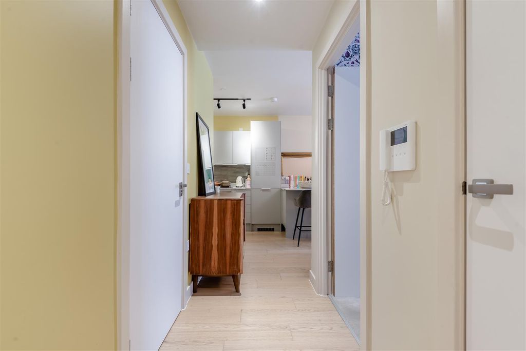 Property photo 3 of 17 8661632-Interior04.Jpg
