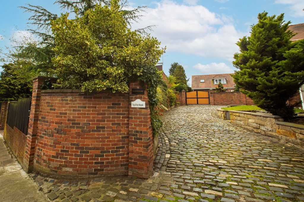 Property photo 2 of 34
