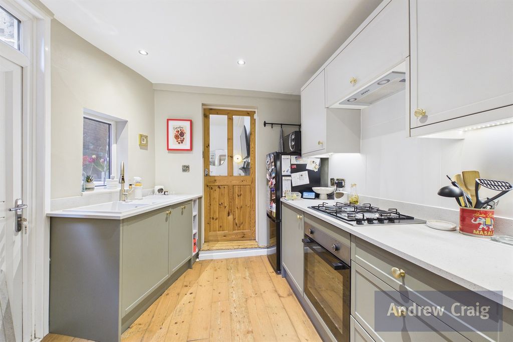 Property photo 3 of 11 Kitchen