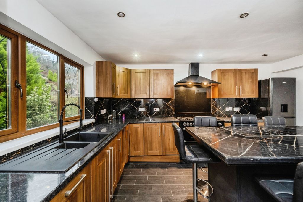 Property photo 2 of 11 Balcony