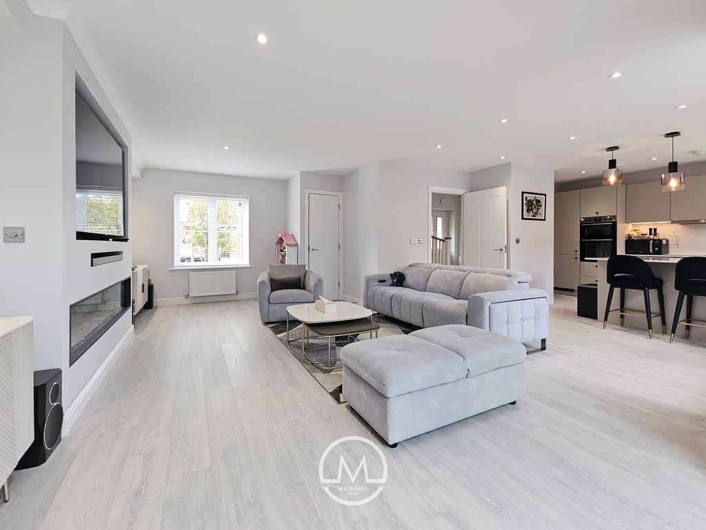 Property photo 1 of 19 Stunning Three Bedroom Detached House