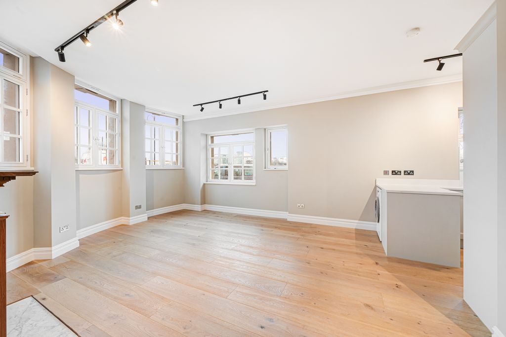 Property photo 2 of 11 Cheyne Walk (4)