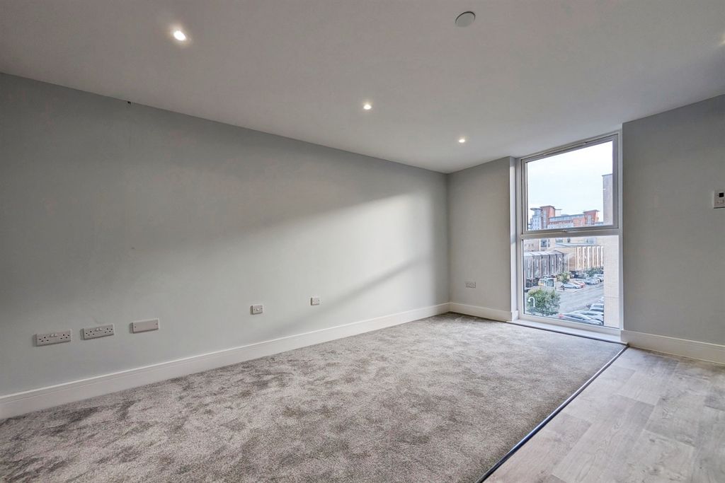 Property photo 3 of 6 (Main)