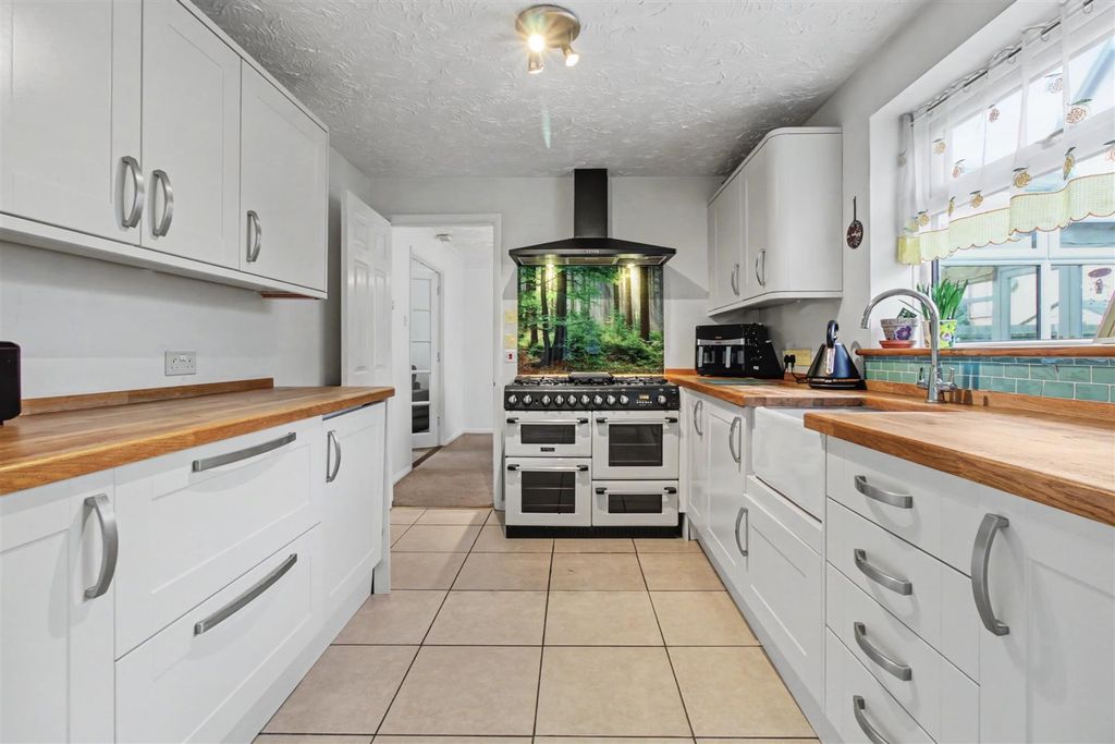 Property photo 3 of 19 Kitchen