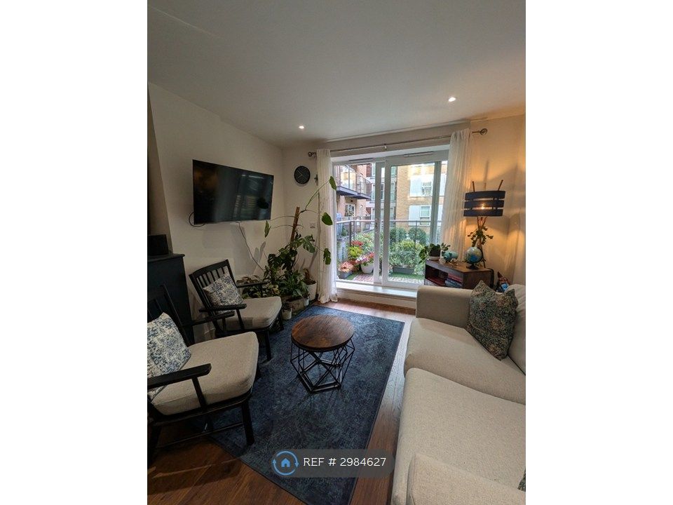 Property photo 2 of 11 Living 2