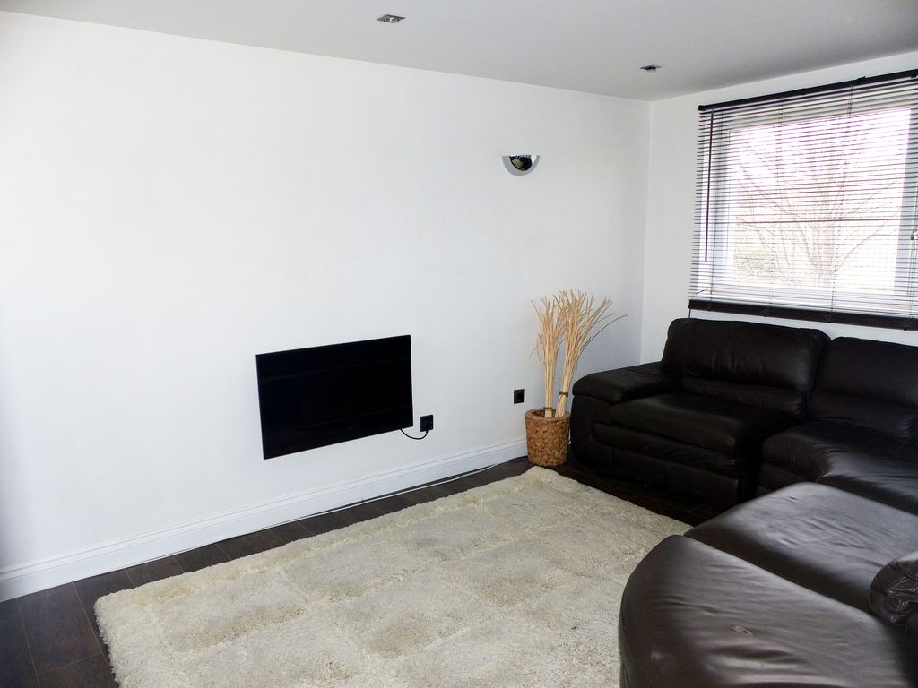 Property photo 3 of 8 Lounge