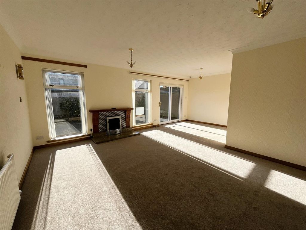 Property photo 2 of 25 Lounge