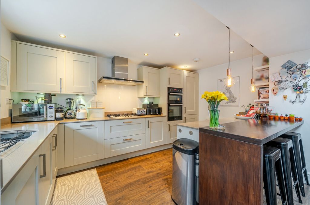 Property photo 1 of 19 Ewemove Harrogate Kitchen