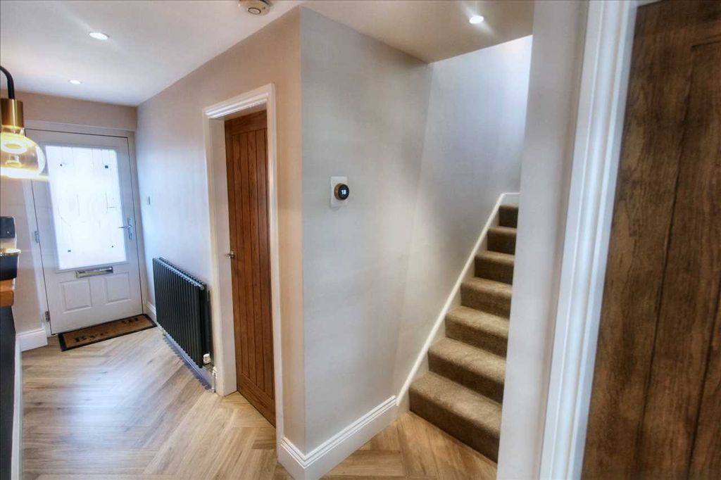 Property photo 2 of 33 Entrance Hall