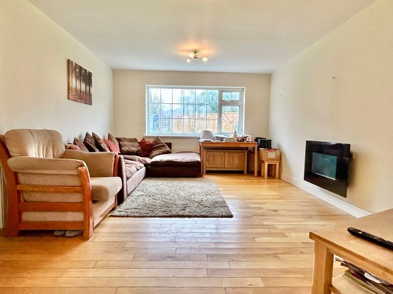 Property photo 3 of 11 Lounge