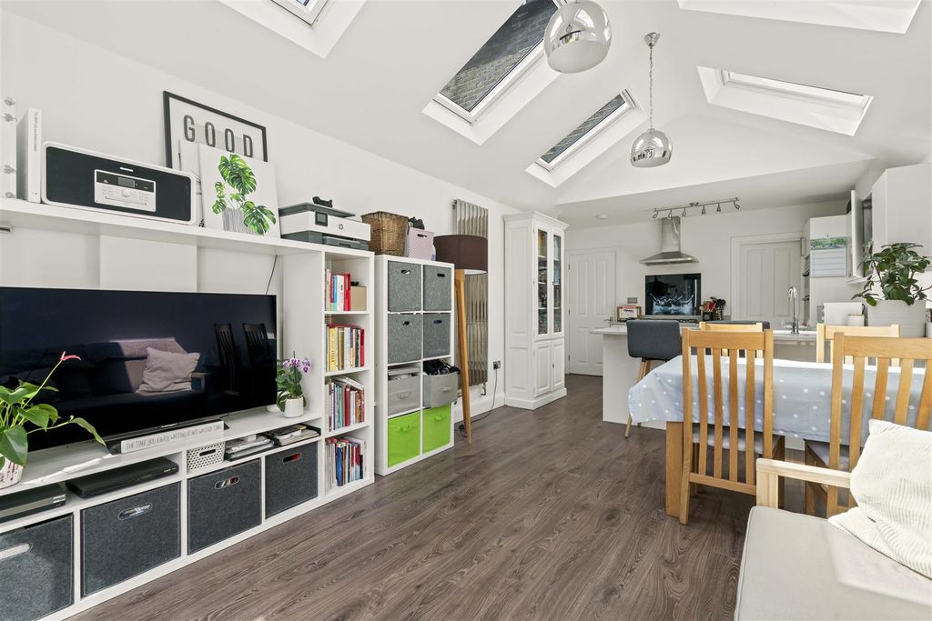 Property photo 3 of 25 77 Castle Road Tw7-34.Jpg