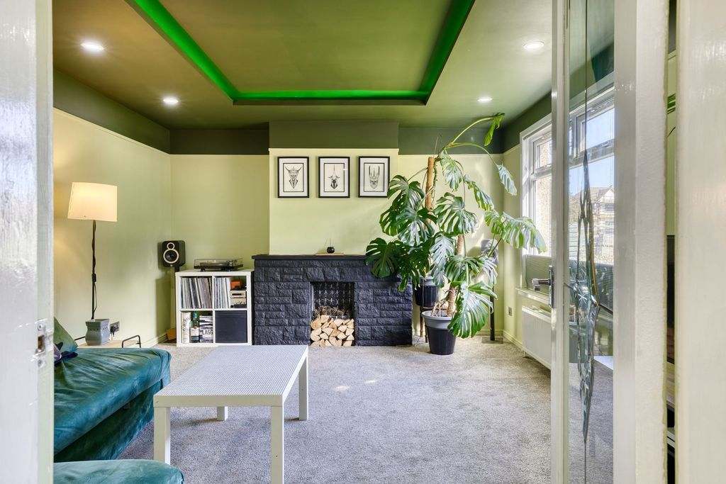Property photo 3 of 68 Lounge