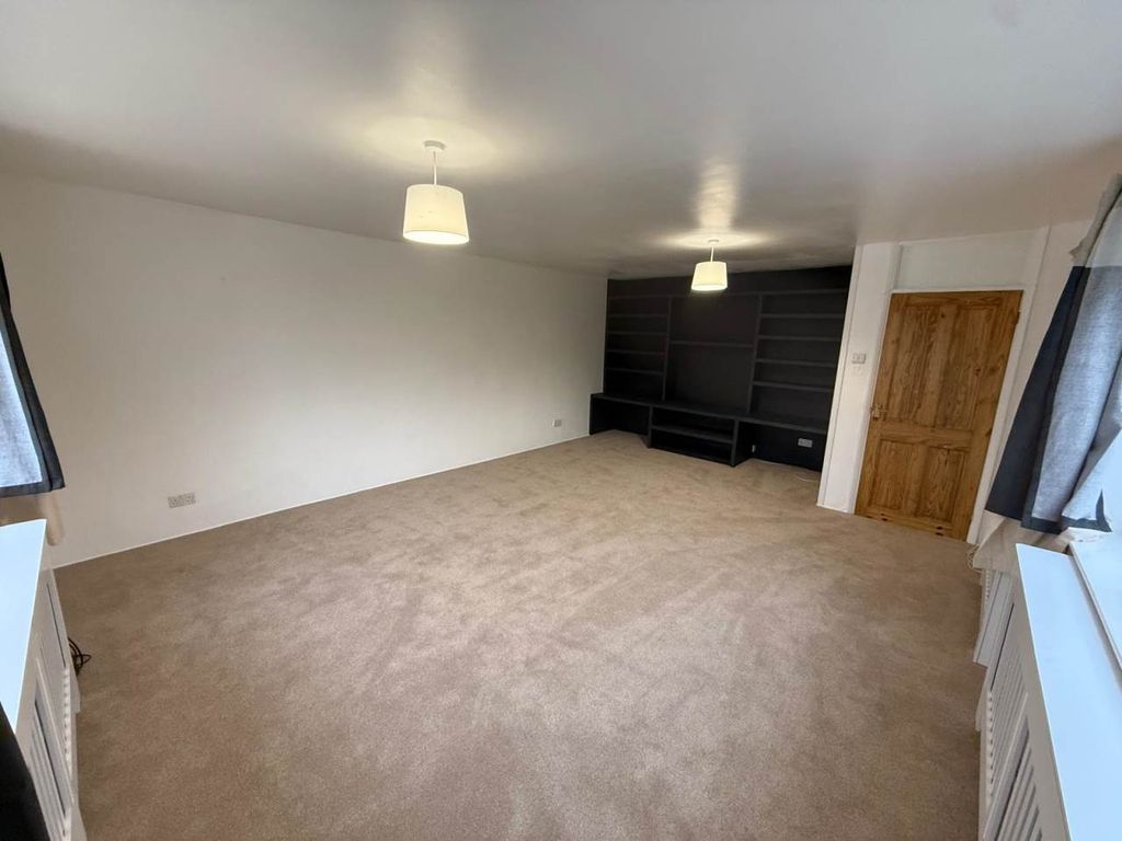 Property photo 2 of 13 Lounge