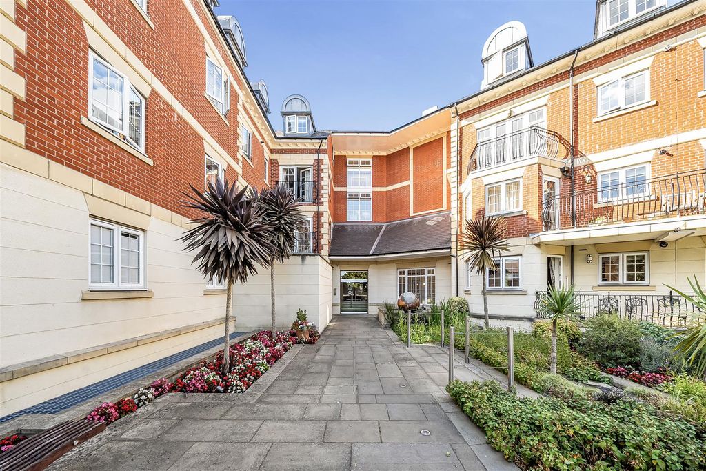 Property photo 1 of 27 Eastcote Road