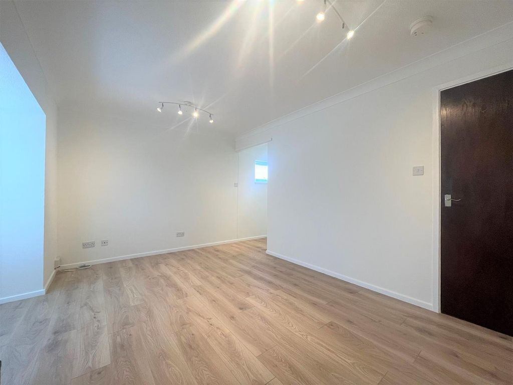 Property photo 3 of 6 Studio Room