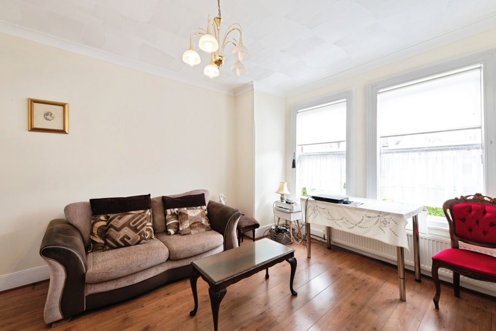 Property photo 3 of 11 Lounge