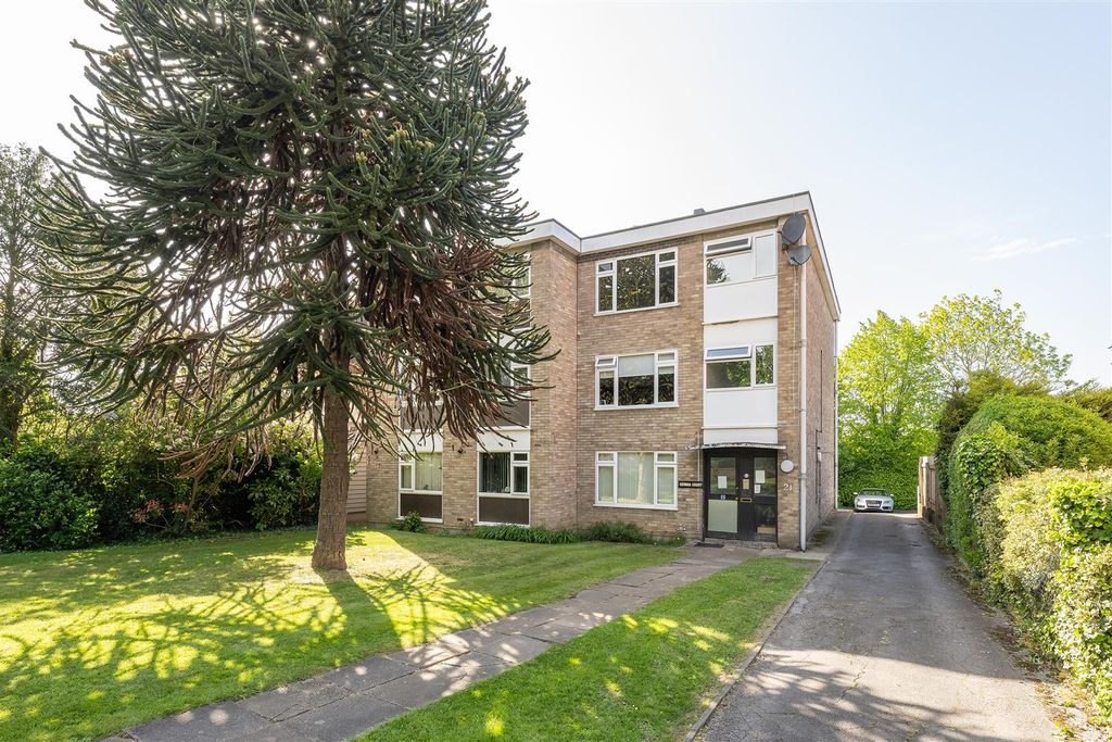 Property photo 1 of 14 Castle Avenue, E4