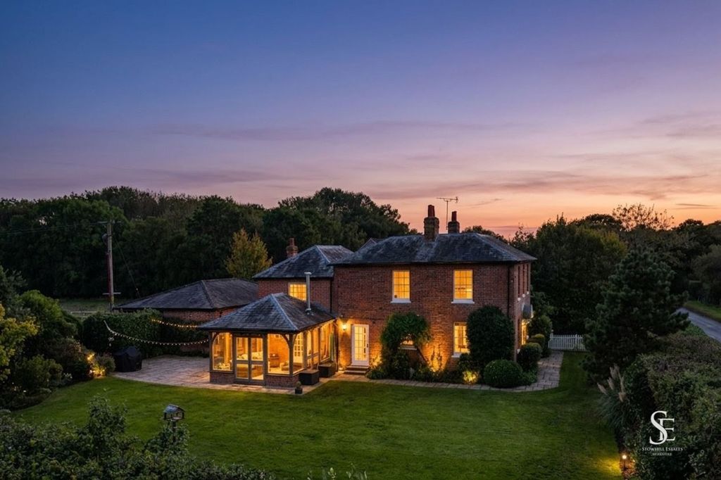 Property photo 1 of 32 Twilight