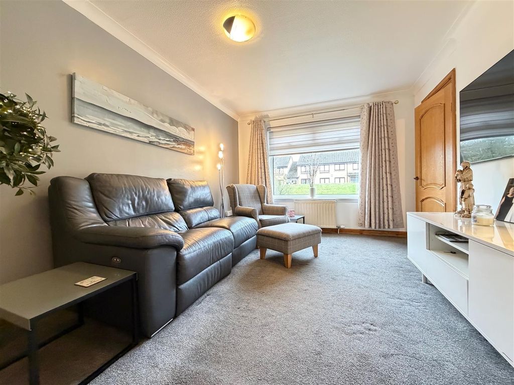 Property photo 3 of 15 Lounge